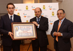 Los concejales de Arenas de San Pedro entregan el Premio del Deporte al secretario general del Comité Paralímpico Español